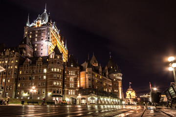 Fototapeta na wymiar Quebec city by night