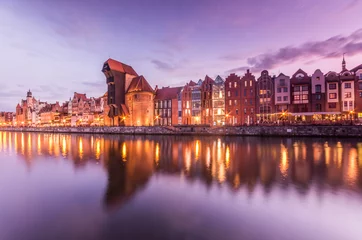 Photo sur Aluminium Ville sur leau Vieille ville de Gdansk avec port et grue médiévale le soir