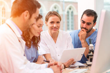 Obraz premium Medical team working at the hospital all together