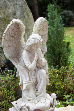 Betender Engel mit Rosenkranz
