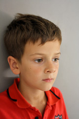 RITRATTO DI BAMBINO CON MAGLIA ROSSA