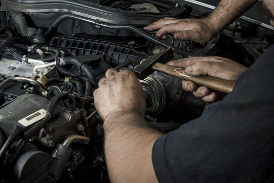 Taller mecánico reparando motor a diesel. Reparación de vehículos. Revisión y mantenimiento del coche.