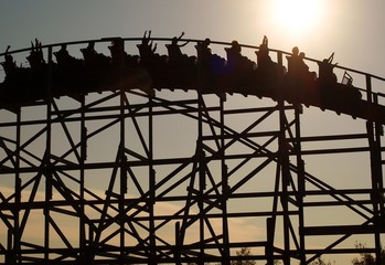 Achterbahn bei Sonnenuntergang