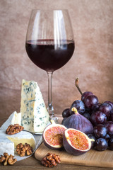 Red wine with cheese, figs and grapes