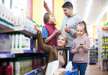 Obraz premium rodzina z dziećmi kupowanie szamponu w supermarkecie