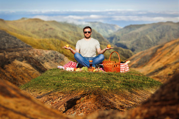 Man having picnic - obrazy, fototapety, plakaty