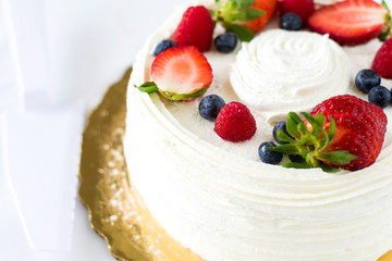 strawberry vanilla icing fruit cake 