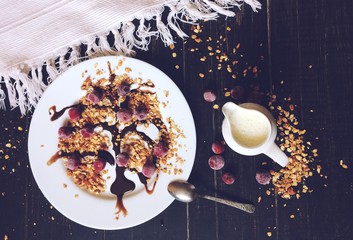 Гранола и кувшин молока. Нарисованное дерево шоколадом. Мороженные фрукты. 