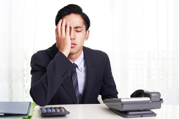 疲れた表情のビジネスマン