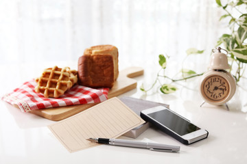 スマートフォンと置時計