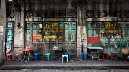 Klassische Tür in Yaowarat Road, Hauptstadt Bangkoks, Thailand.