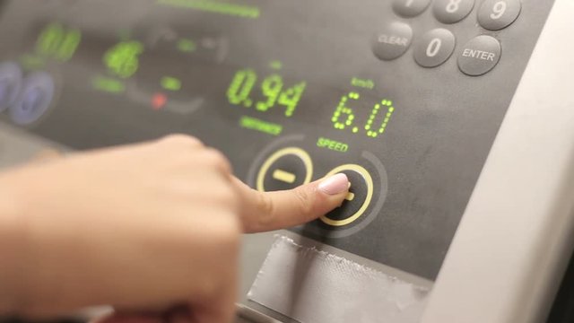 Accelerating running speed on treadmill
