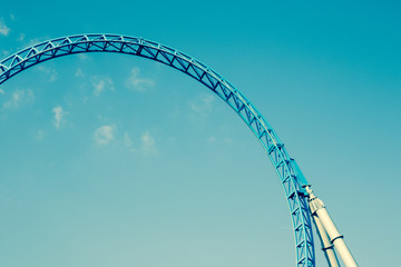 Leere Achterbahn Schienen in Blau