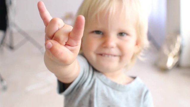 Child make thats rocks to the camera