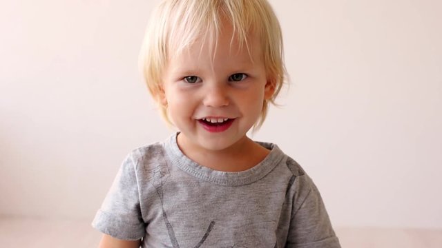 Child make thats rocks to the camera