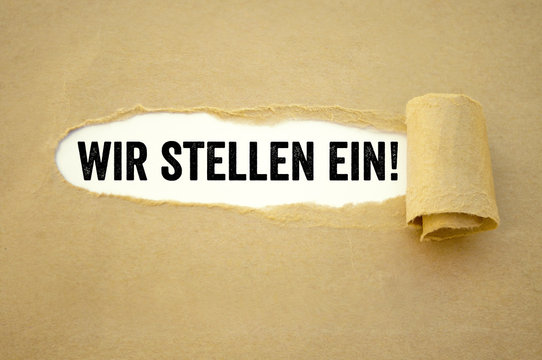 Aufgerissenes Papier mit Wir stellen ein