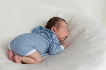 Neugeborenes Baby schläft zufrieden auf Decke