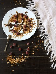 Гранола из овсяных хлопьев политая шоколадом на завтрак