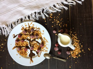 Гранола из овсяных хлопьев политая шоколадом на завтрак