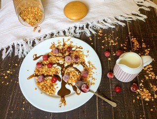 Гранола из овсяных хлопьев политая шоколадом на завтрак