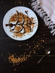 Гранола из овсяных хлопьев политая шоколадом на завтрак