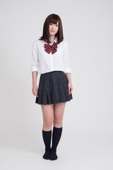女子高校の制服を、女性モデルが来ています。モデルは成人です。写っている制服は、夏服です。