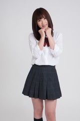 女子高校の制服を、女性モデルが来ています。モデルは成人です。写っている制服は、夏服です。