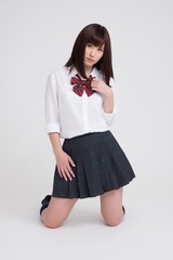 女子高校の制服を、女性モデルが来ています。モデルは成人です。写っている制服は、夏服です。