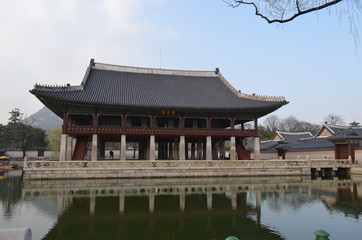 Obraz premium Беседка посреди озера