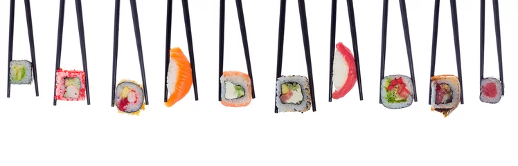 Fototapete Sushi-bar Viele Sushi und Brötchen in schwarzen Stäbchen auf weißem Hintergrund