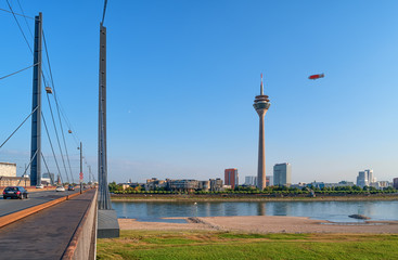 Fototapeta na wymiar Düsseldorf Rheinufer an der Rheinkniebrücke