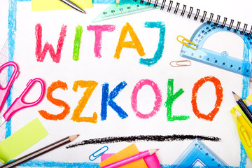 Kolorowy rysunek z napisem WITAJ SZKOŁO otoczony przyborami szkolnymi
