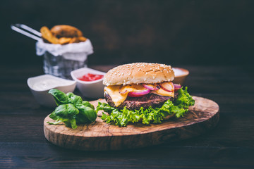 Burger mit Kartoffelspalten
