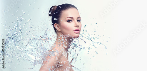 Beautiful spa woman with splashes of water