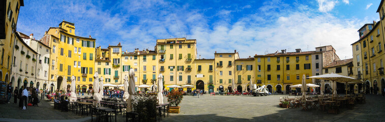 Fototapeta premium Piazza Anfiteatro, Lucca panorama in blue sky