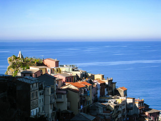 Fototapeta premium Colorful hillside houses, blue sea in Manarola