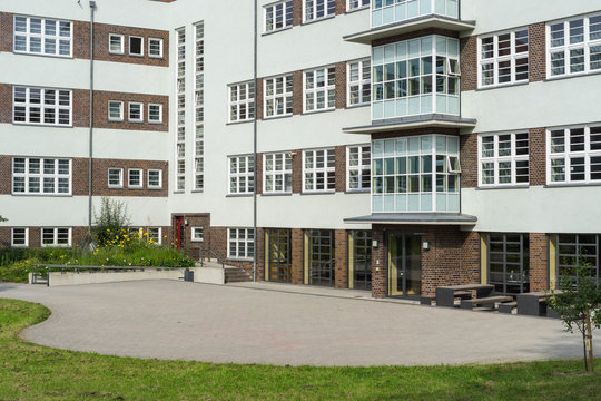 Schulgeb&auml;ude und Schulhof