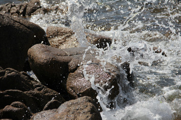 Wellen schwappen gegen Stein