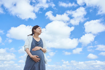妊婦　青空　笑顔