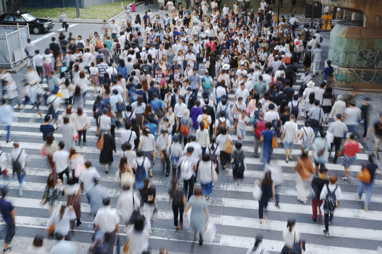 横断歩道を渡る人々