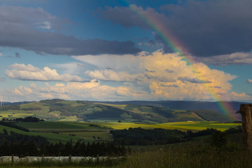 Regenbogen über einer grünen Wiese im Sauerland