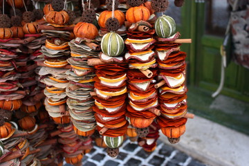 Décorations fabriqués avec des fruits secs séchés spécialité hongroise à Budapest en Hongrie...