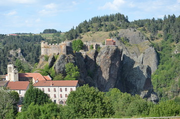 Plus beau village de France Arlempdes en Haute Loire avec son château
