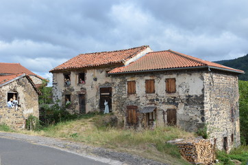 Alleyras maison avec poupée