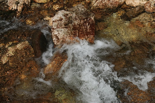 Gebirgsbach in den Dolomiten