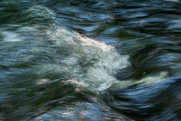 spieniony nurt rzeki © Krzysztof Matloch