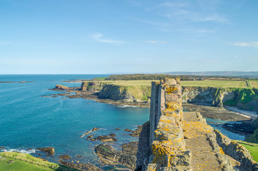 Fototapeta na wymiar The ruins of Tantallon Castle in Scotland with the view over Firth of Forth