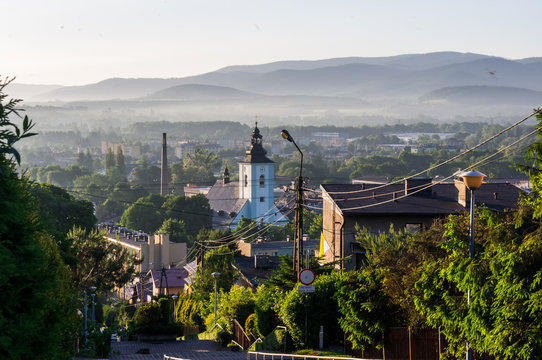 Panorama Skoczowa z kościołem na tle g&oacute;r z Kaplic&oacute;wki