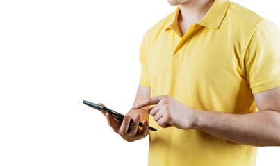 молодой мужчина с планшетом в руках