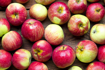 Naturalne wiejskie jabłka na drewnie